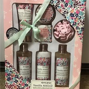 Vanilla Almond Shower Kit 7 Piece Set